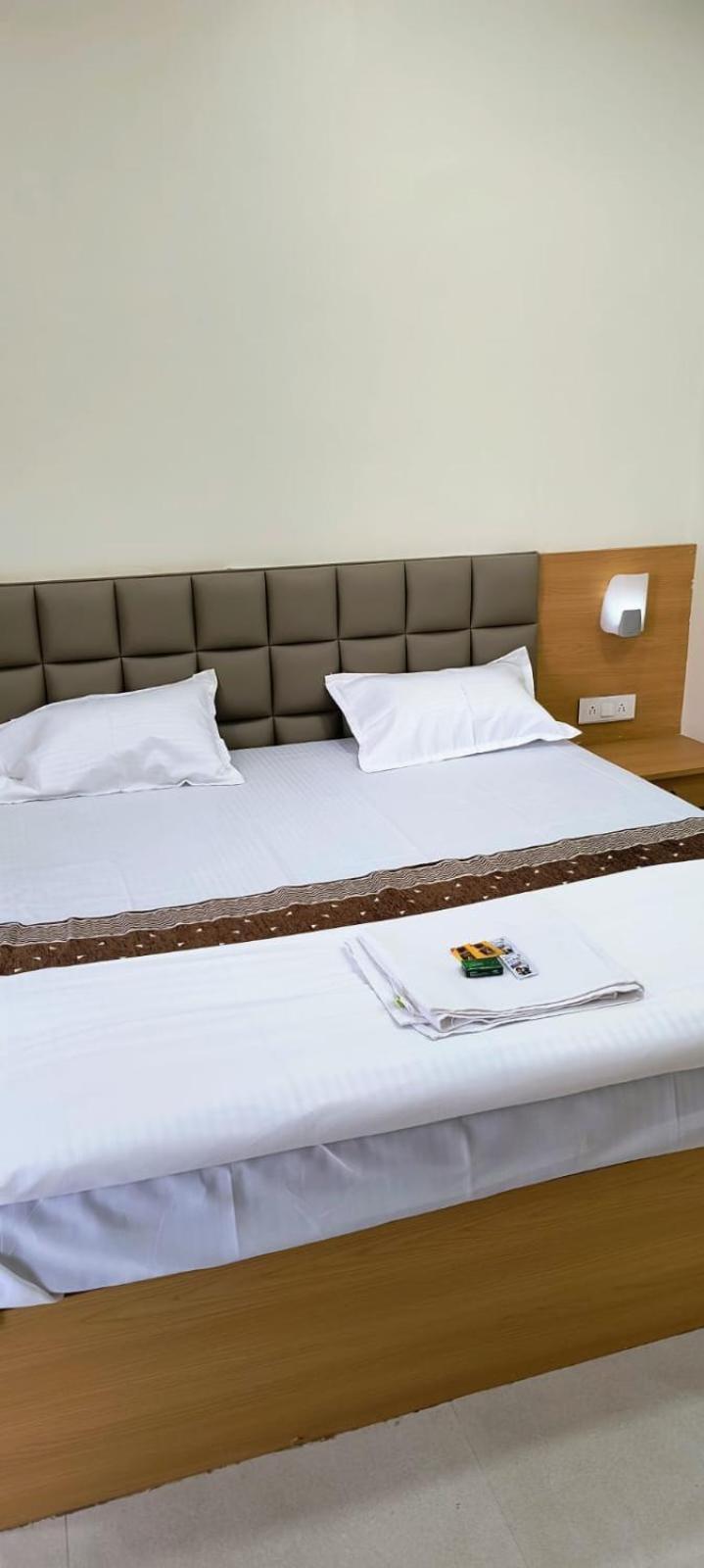 Hotel Satyam Shajapur Eksteriør billede