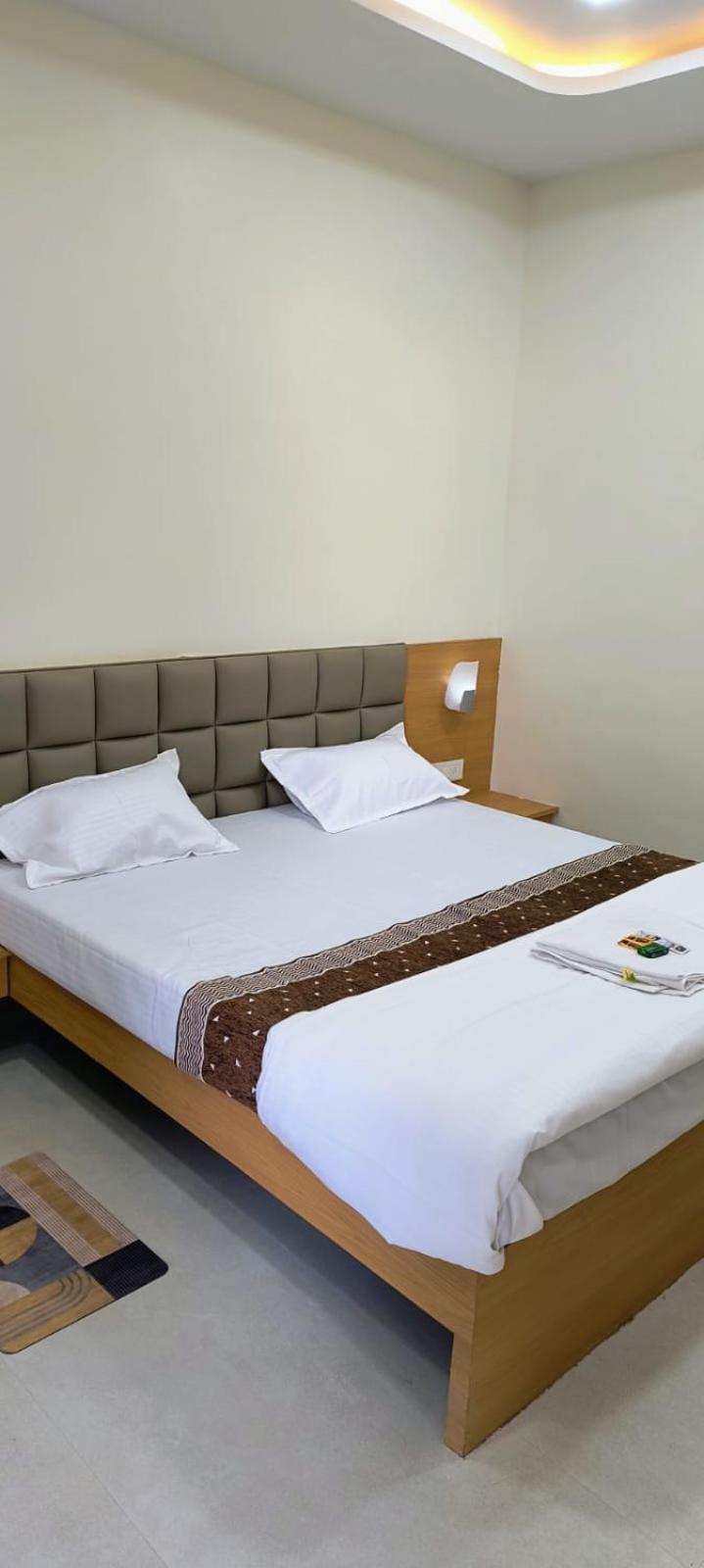 Hotel Satyam Shajapur Eksteriør billede